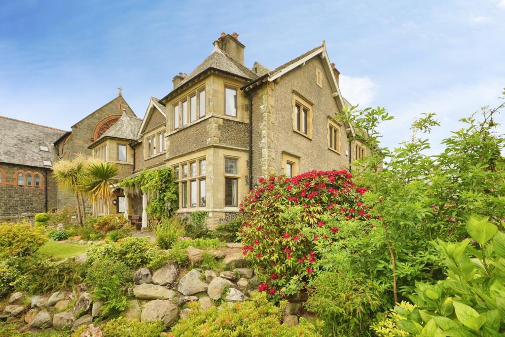 House in Criccieth - More