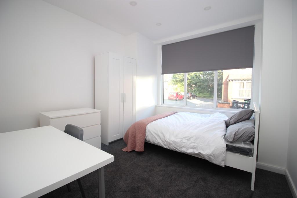 House in Leeds, Headingley Hill, Hyde Park - More