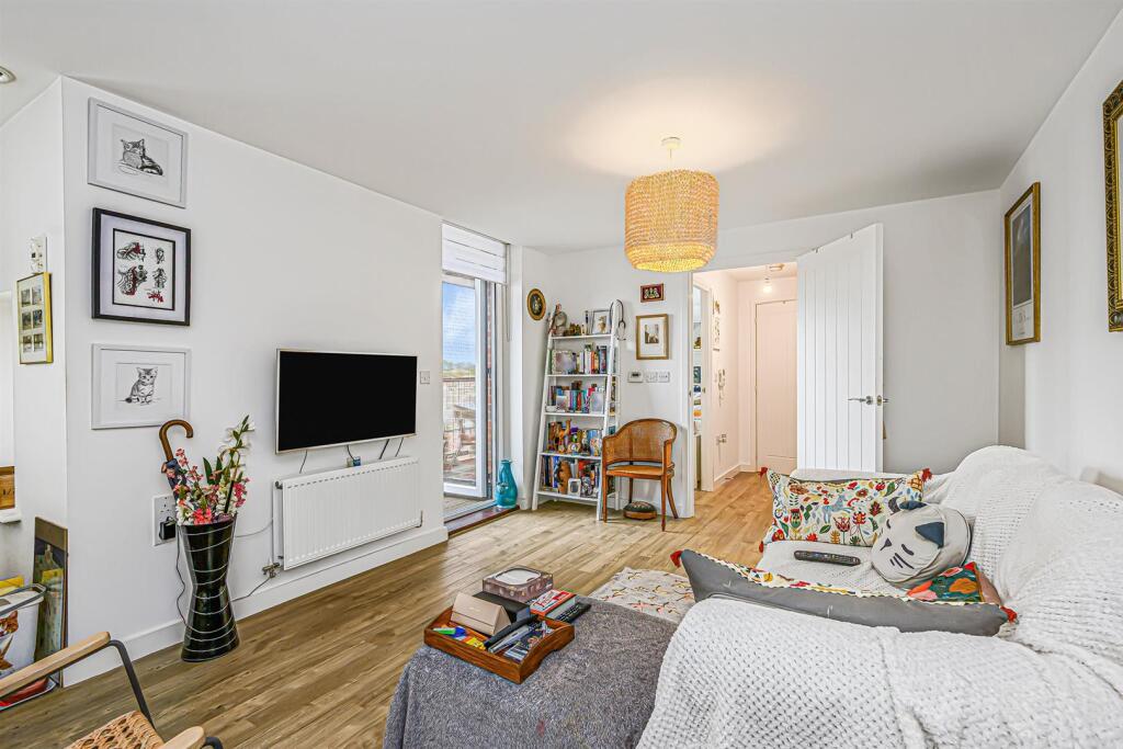 Apartment in Ilford - More