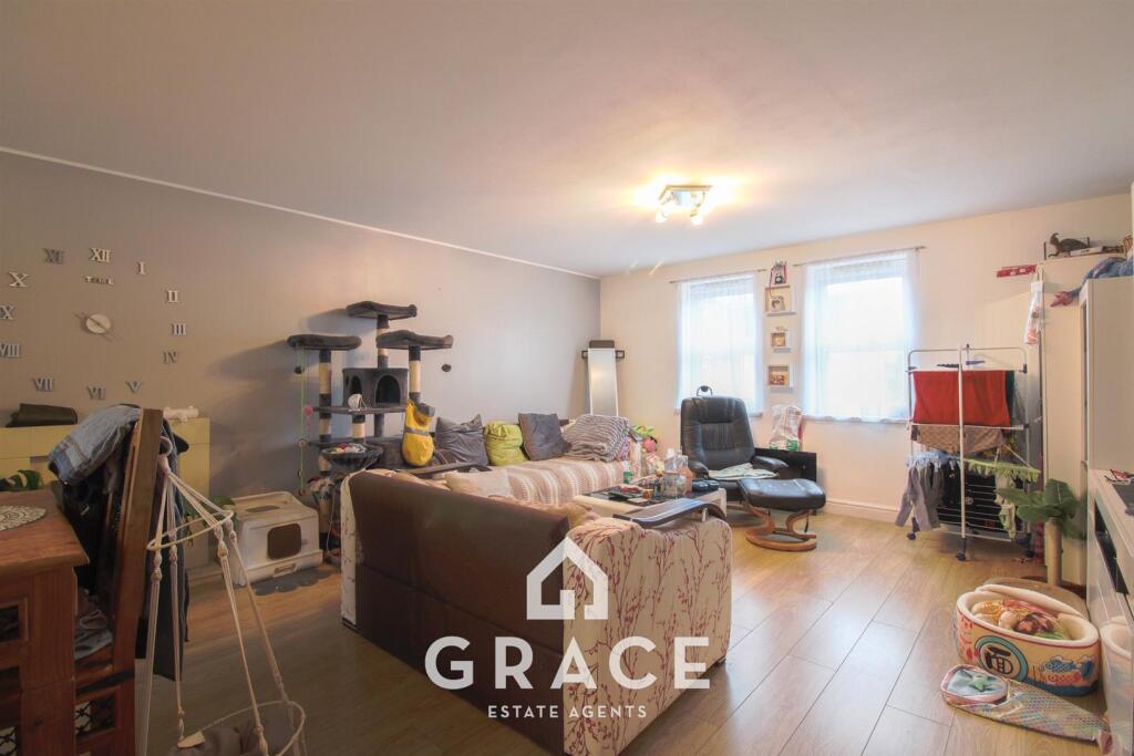 Apartment in Ipswich, California - View 4