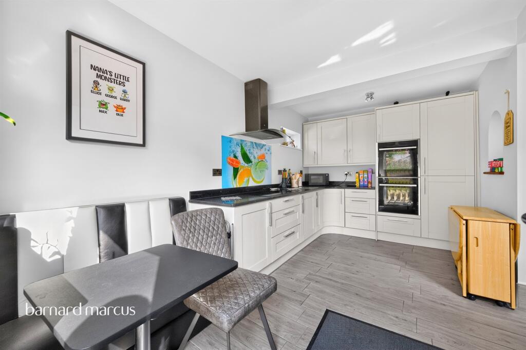 House in London, Royal Borough of Kingston upon Thames - View 5