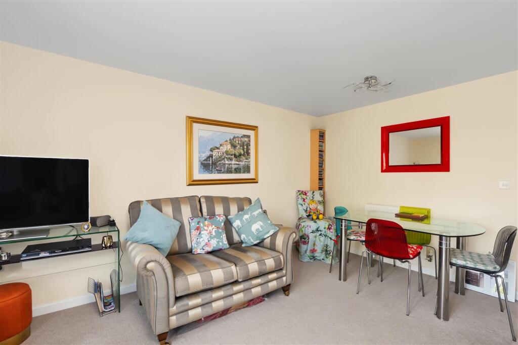 House in Nottingham, The Fairways, Chilwell - More