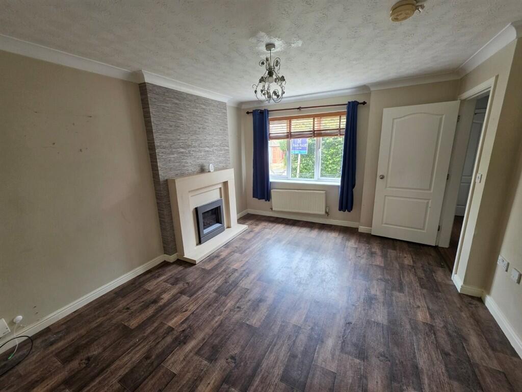 Westfield Court, HUDDERSFIELD photo 3