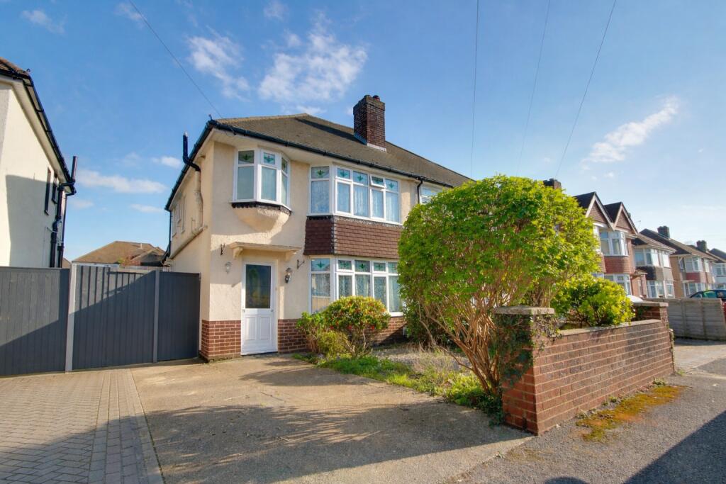 Main image of property: SHOLING! EXTENDED! SOUTHERLY ASPECT GARDEN! NO FORWARD CHAIN!