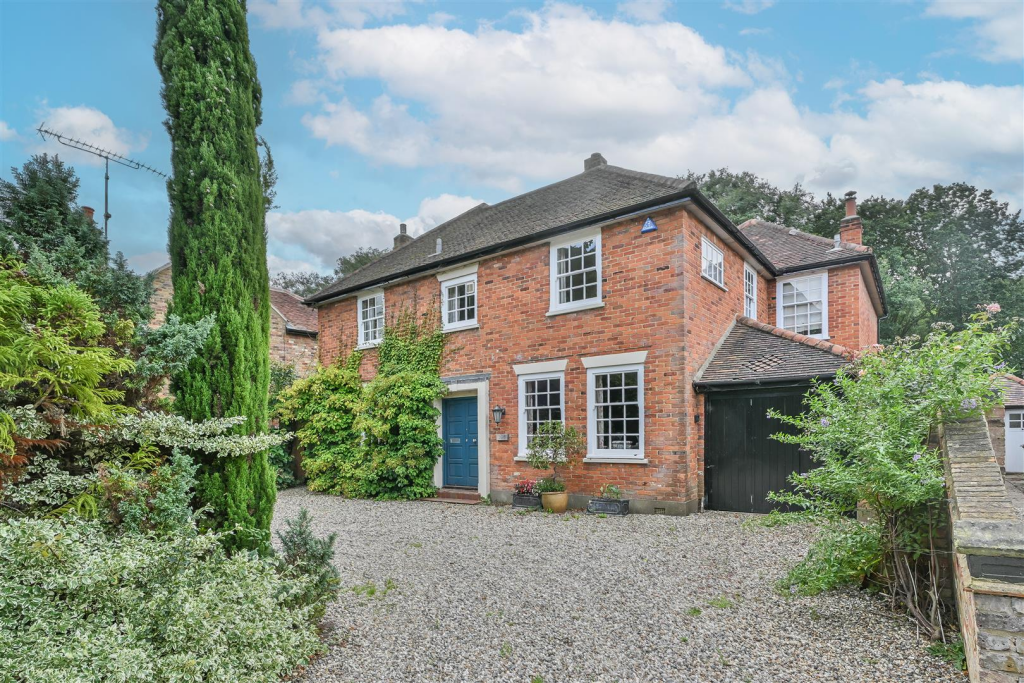 5-bed detached on Brentwood Road, Herongate, Brentwood, £1,350,000