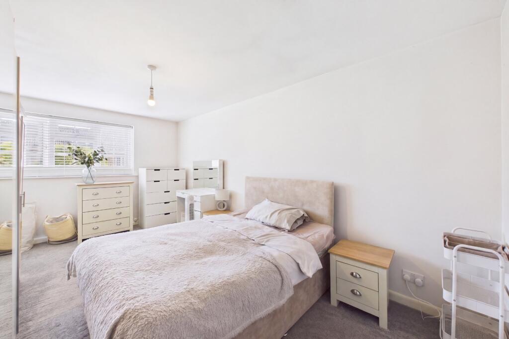 Apartment in Surrey Heath, Surrey - View 4