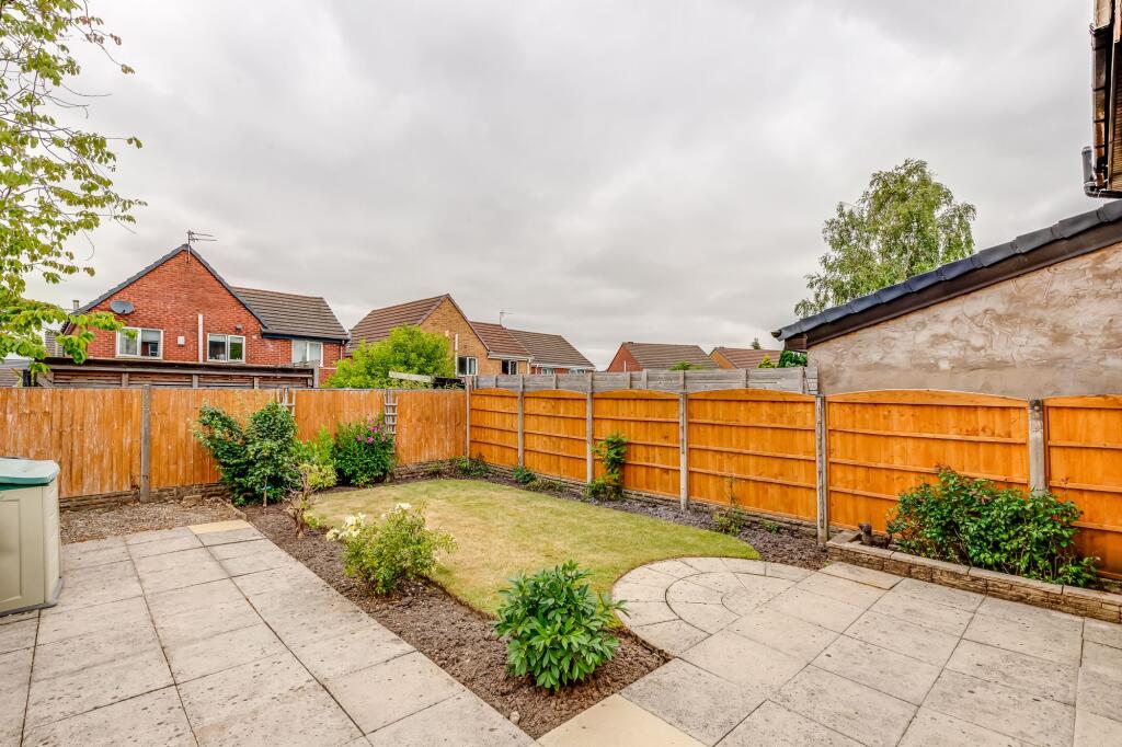 Simfield Close, Standish, WN6 photo 4