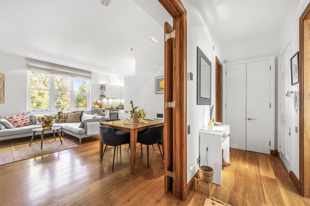 Apartment in London, Belsize Park - More