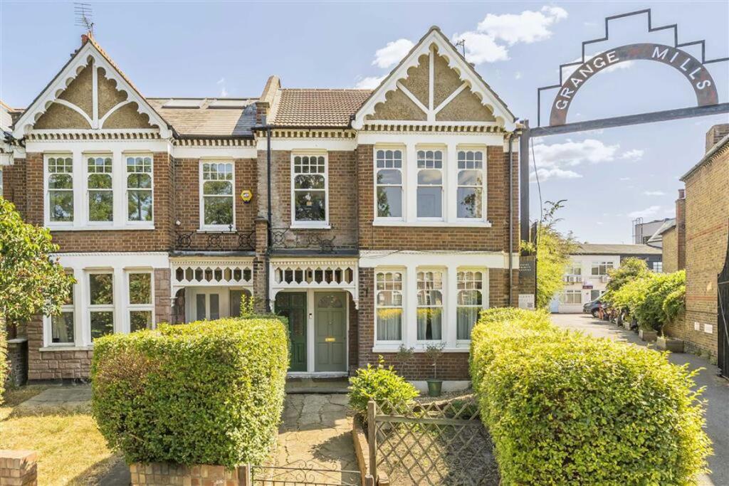 Main image of property: Weir Road, Balham