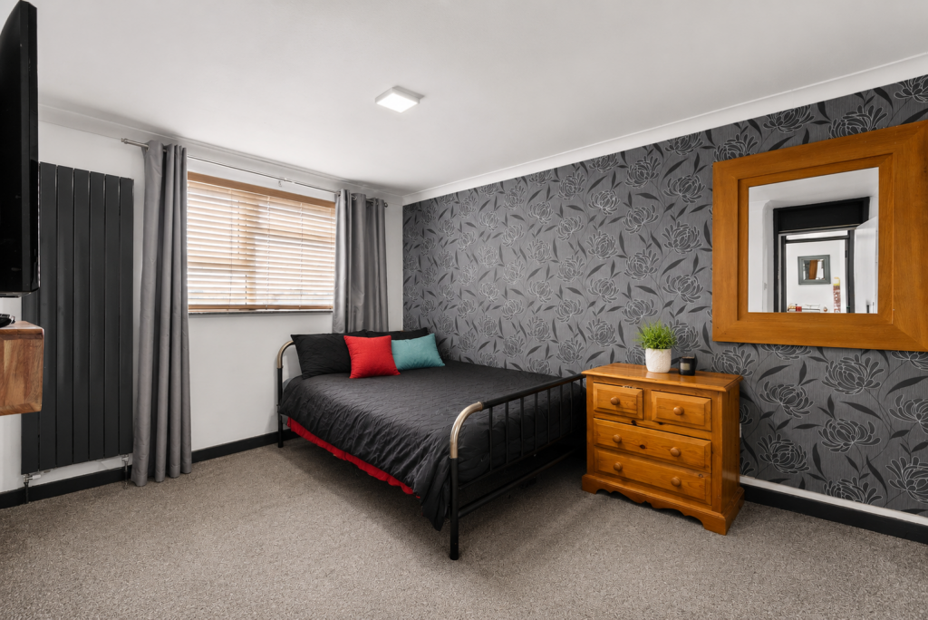 Apartment in Mole Valley, Leatherhead - More