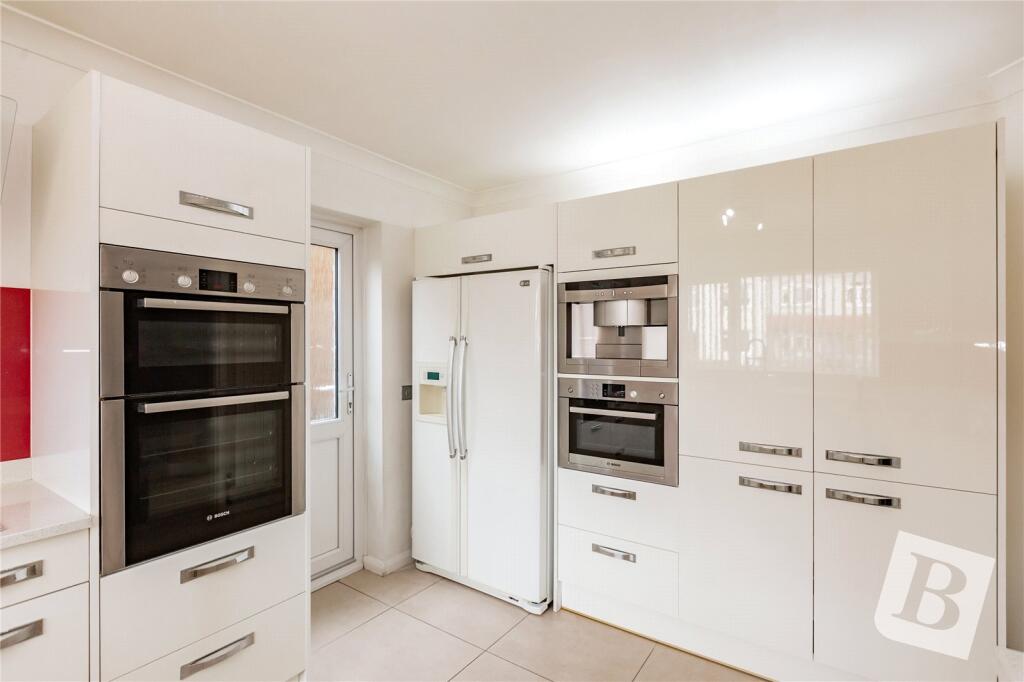 Fairview Road, Basildon, Essex, SS14 photo 4