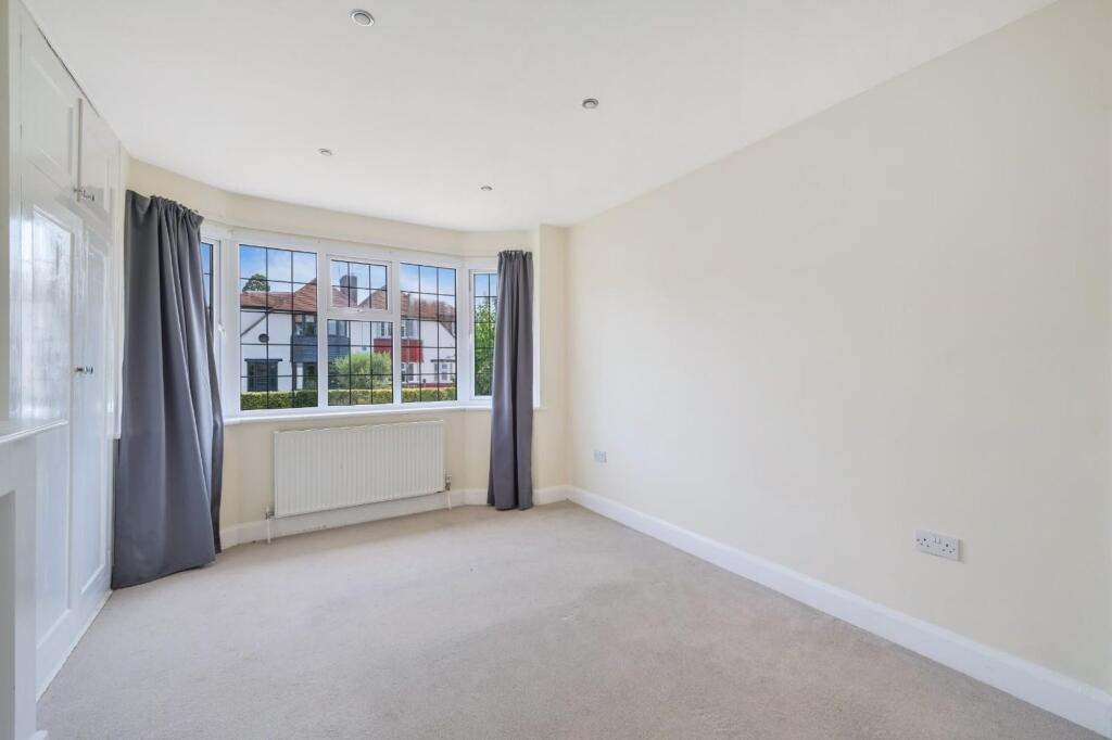 House in Kingston upon Thames - More