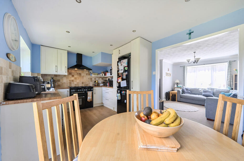 House in Stoke Mandeville, Buckinghamshire - More
