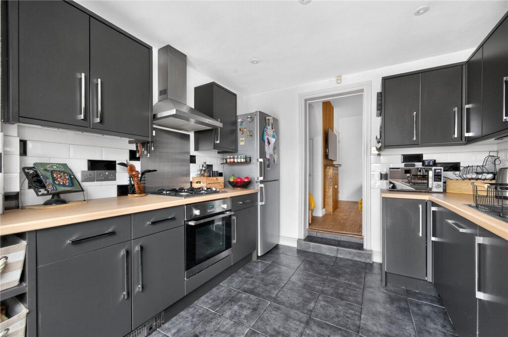 Oxenden Road, Tongham, Farnham, Surrey, GU10 photo 4