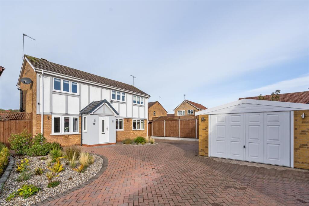 3-bed detached on Oxford Drive, Acocks Green, £425,000