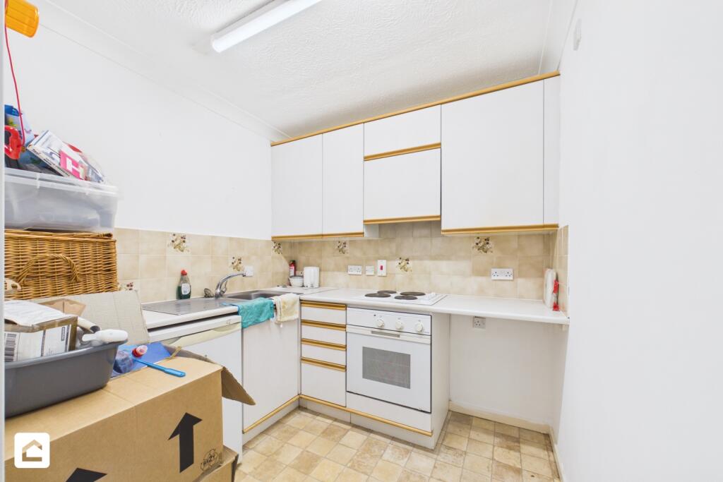Apartment in Eastbourne, East Sussex - View 5