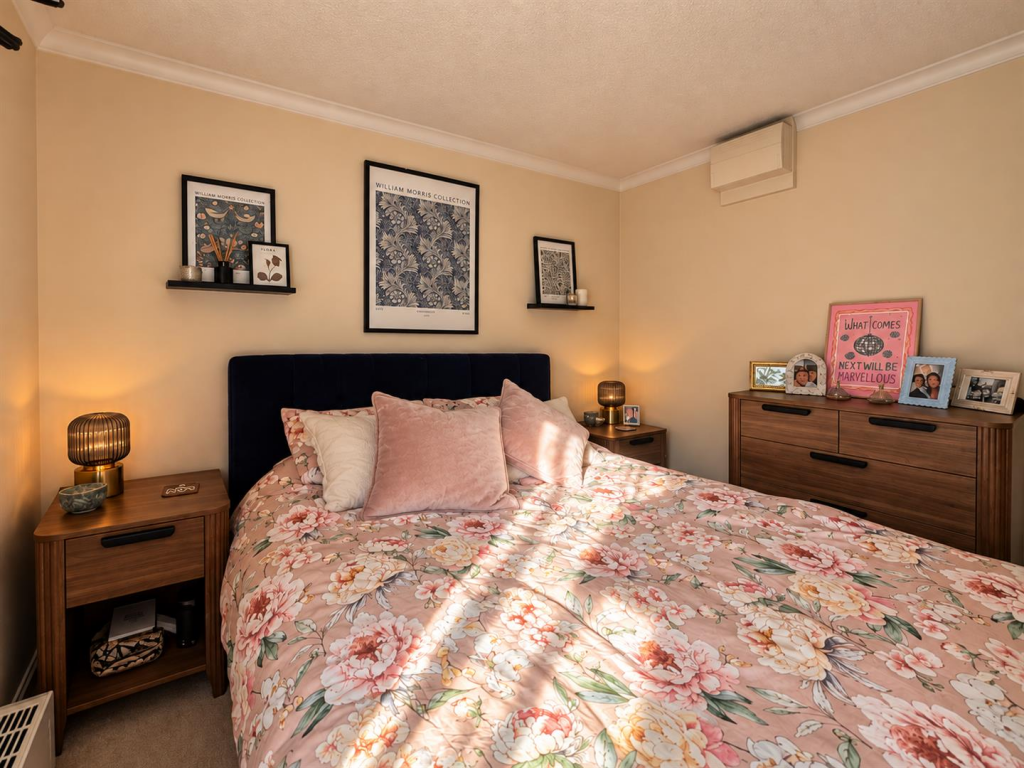 Apartment in Slough - View 5