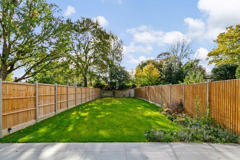 Hurst Road, East Molesey photo 4