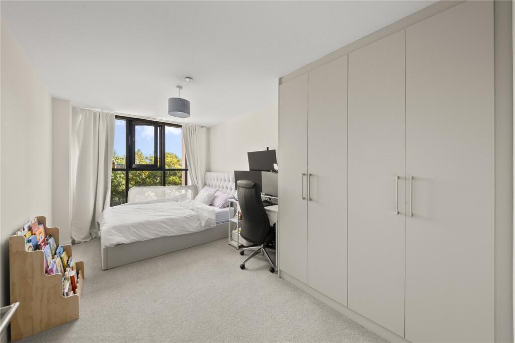 Apartment in Southall - More
