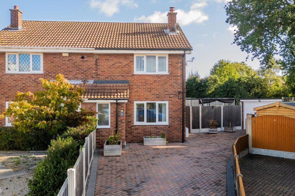 3-bed semi-detached on Carr Close, Hemingbrough, Selby, £220,000