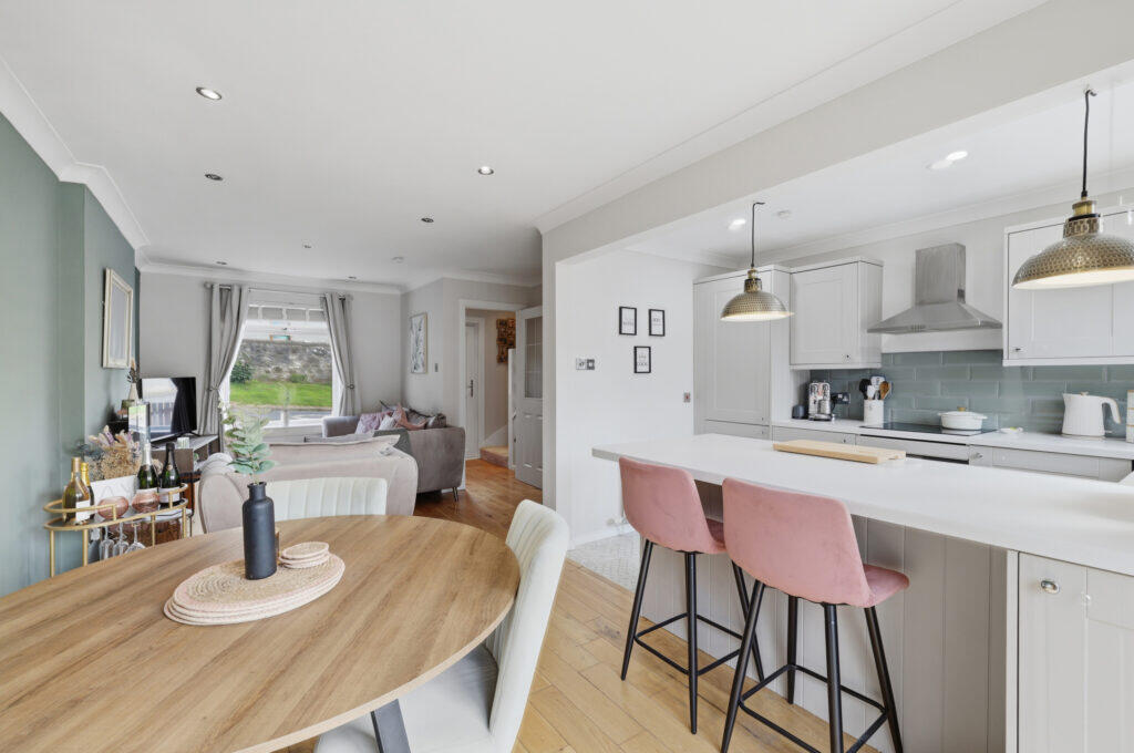 House in Glasgow, West Dunbartonshire - More