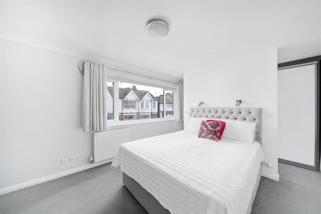 Apartment in Kingston upon Thames - View 5