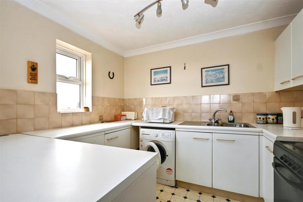 Snowdon Close, Eastbourne photo 3
