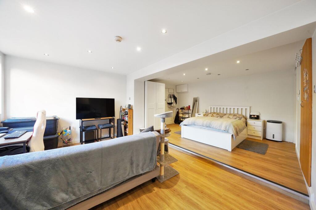 Apartment in Croydon - View 4