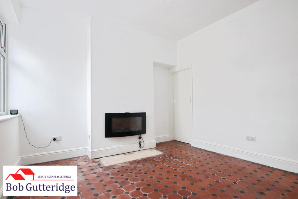 House in Newcastle-under-Lyme, Wolstanton - More