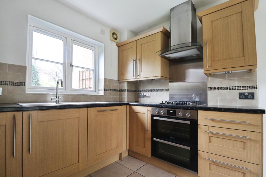 Cleves Avenue, Brentwood, CM14 photo 4