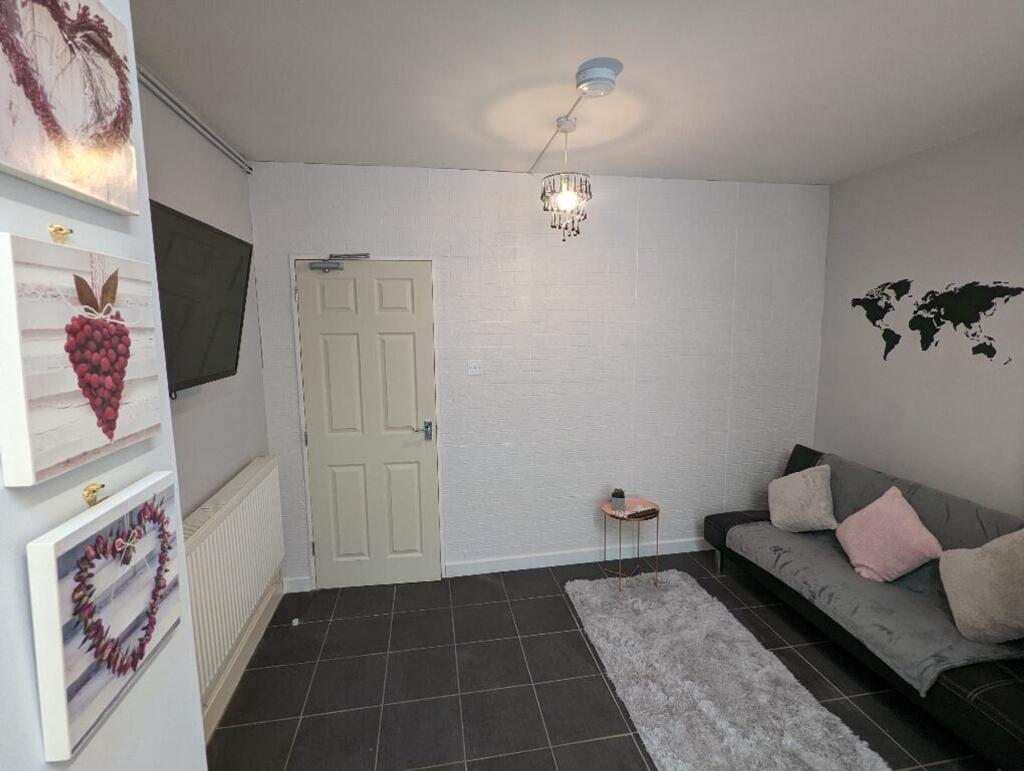 House in Newcastle-under-Lyme, Parksite, Silverdale - More