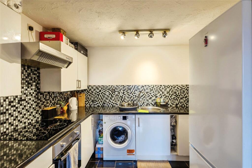 Apartment in Northampton, Duston - View 5