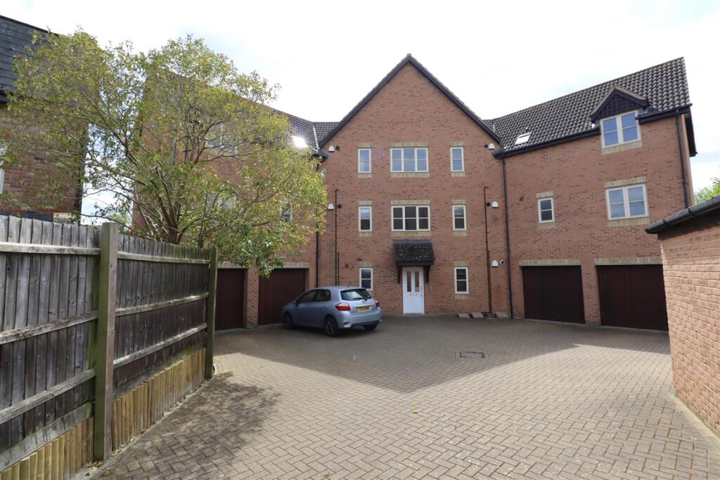 2-bed flat on Upminster Close, Monkston Park, Milton Keynes, £235,000