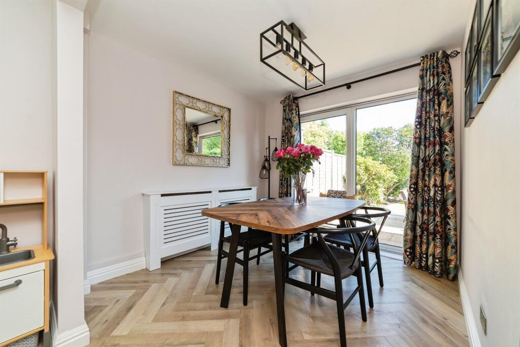 House in Welwyn Hatfield, Hertfordshire - More