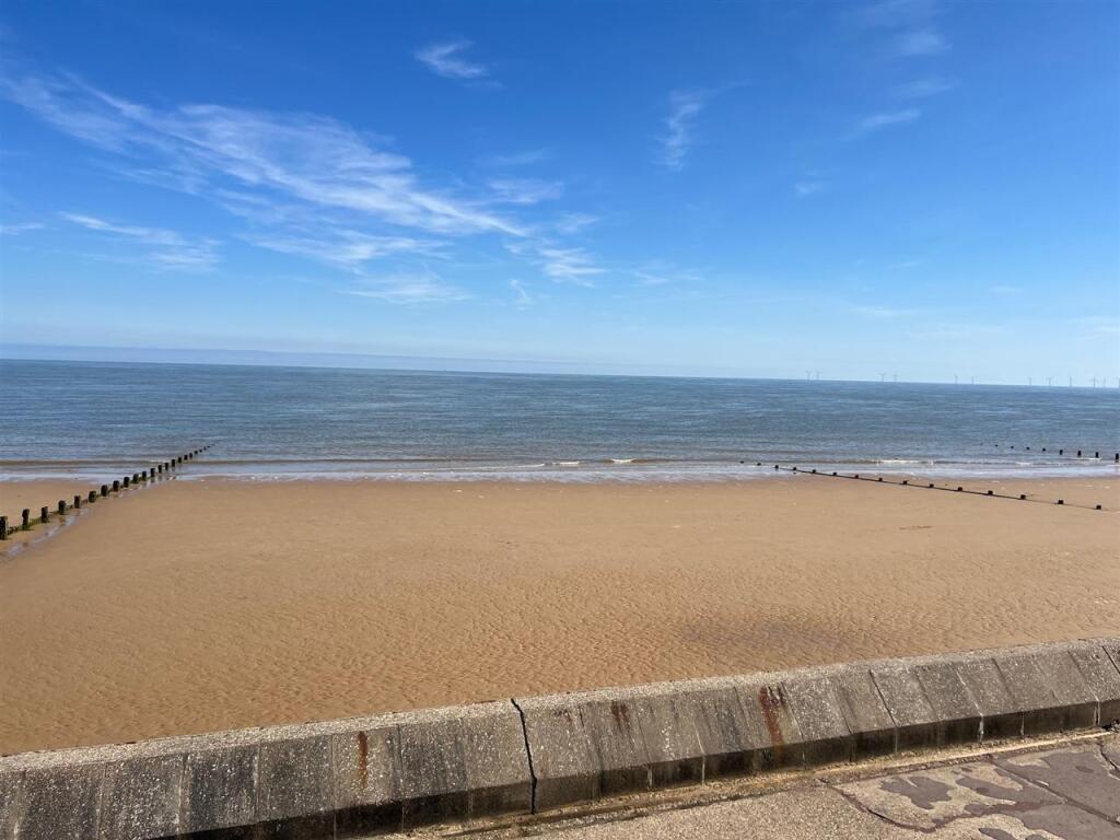 Studio other on High Wall, Frinton on Sea, £40,000