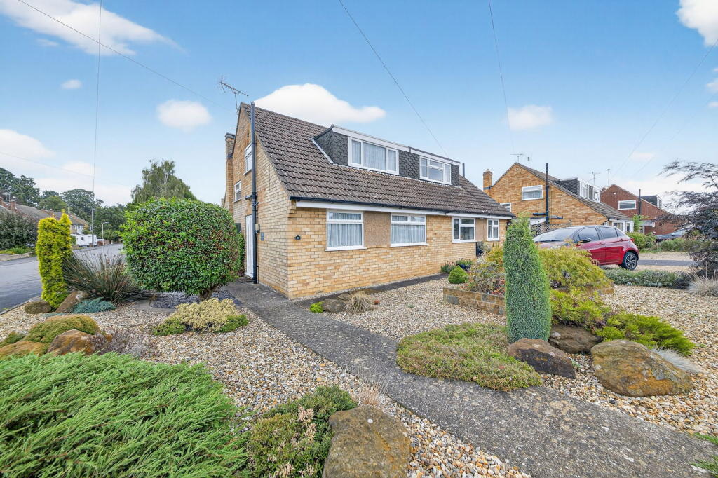 2-bed bungalow on Northleigh Grove, Market Harborough, LE16 9QX, £300,000
