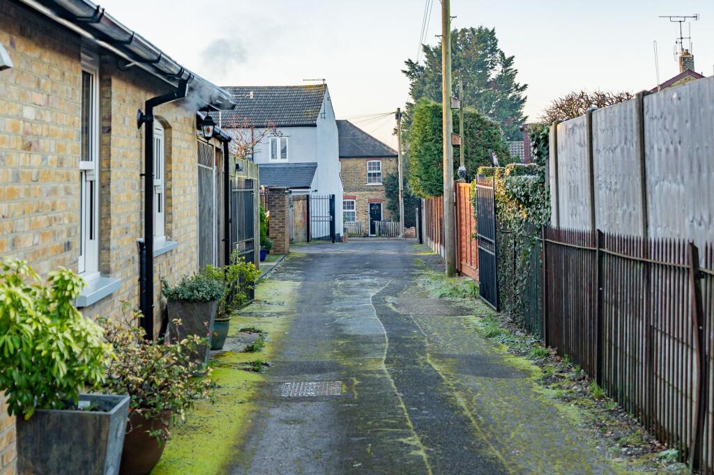 High Oak Road, Ware, SG12 photo 4