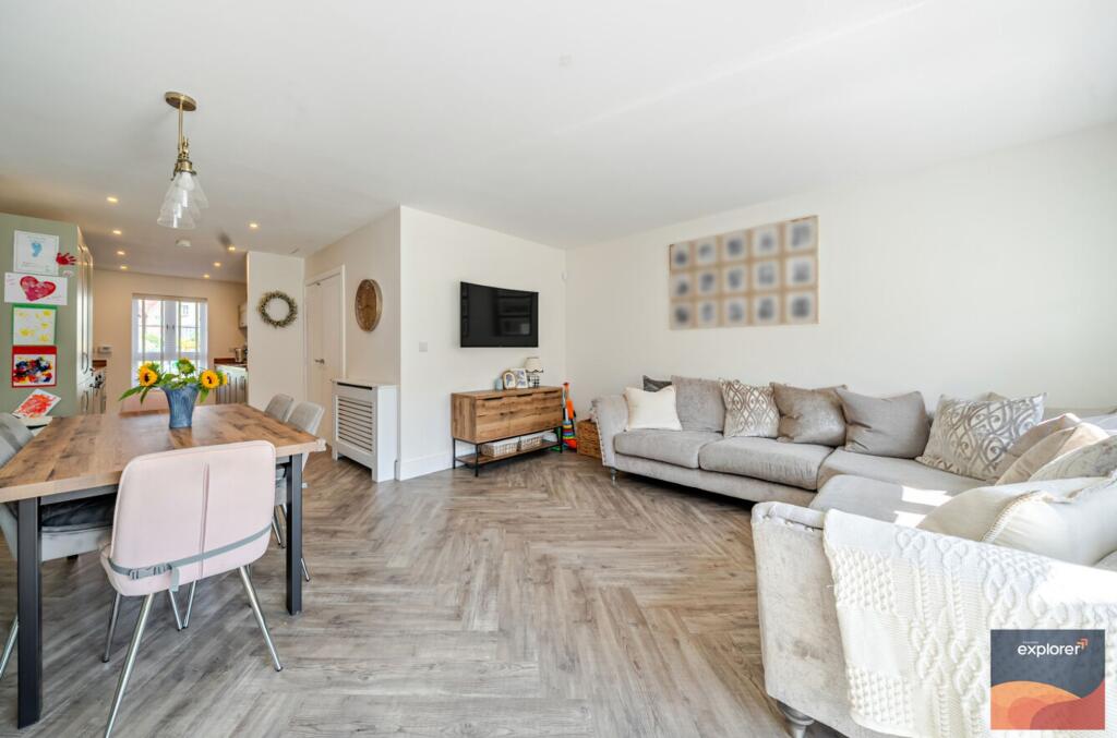 House in Basingstoke and Deane, Longacre, Kempshott Park - More