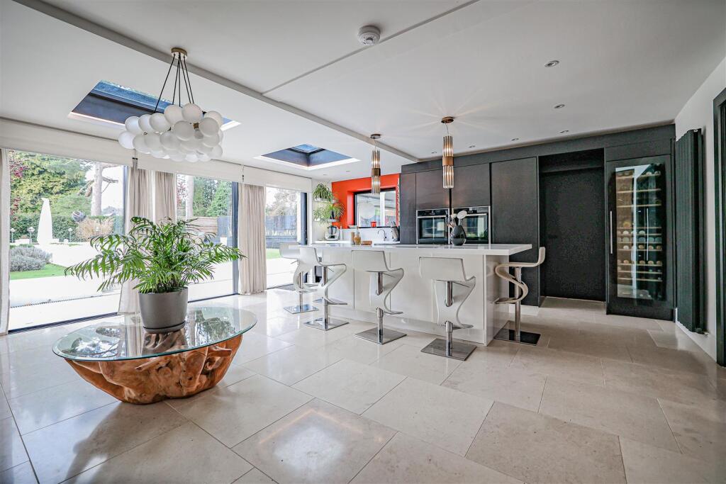 House in Hemel Hempstead, Leverstock Green - View 2