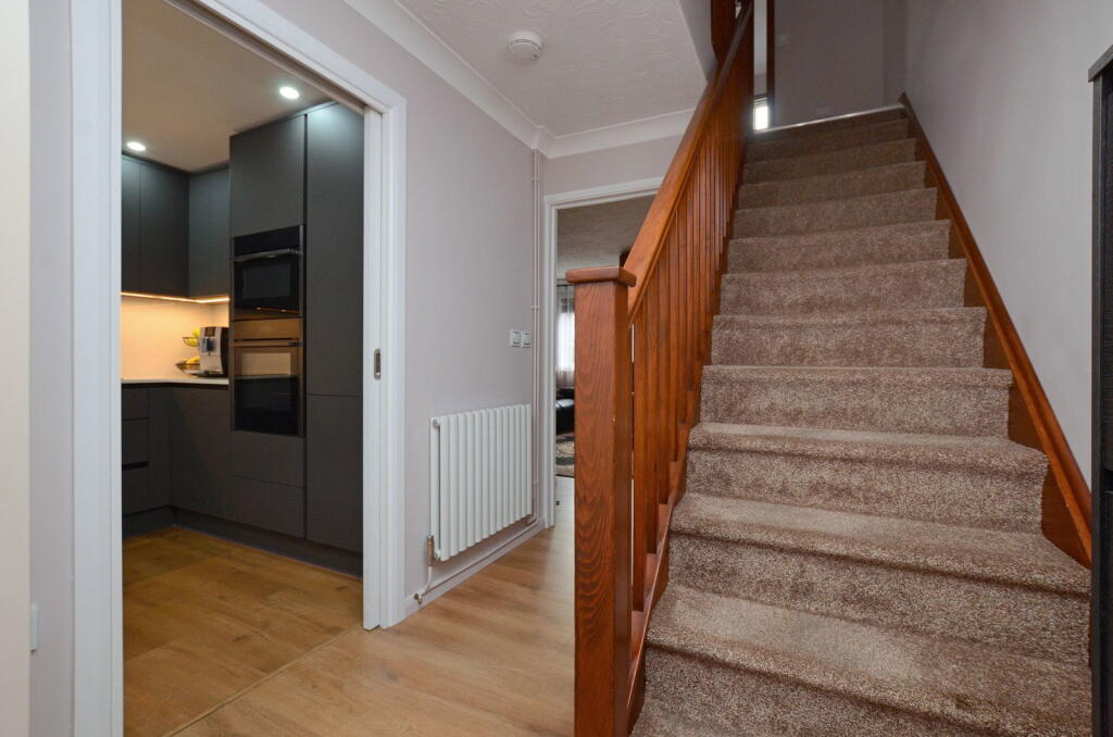 Ideal First Time Home Close to Town Centre photo 4