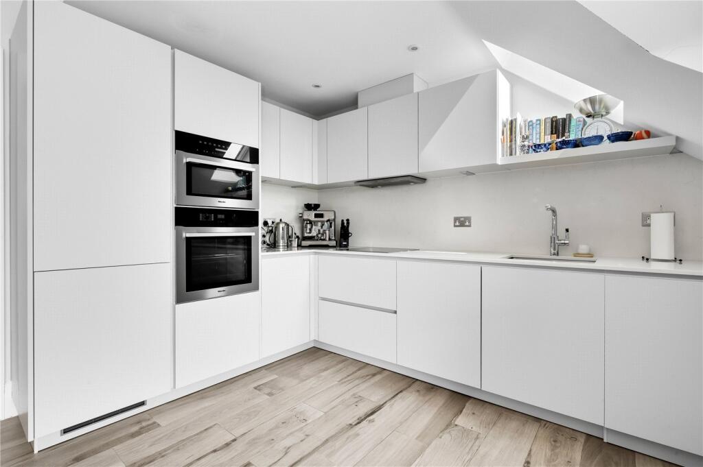 Apartment in Guildford, Surrey - View 5