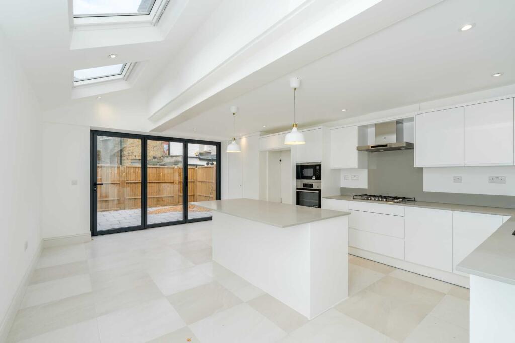 House in London - View 2