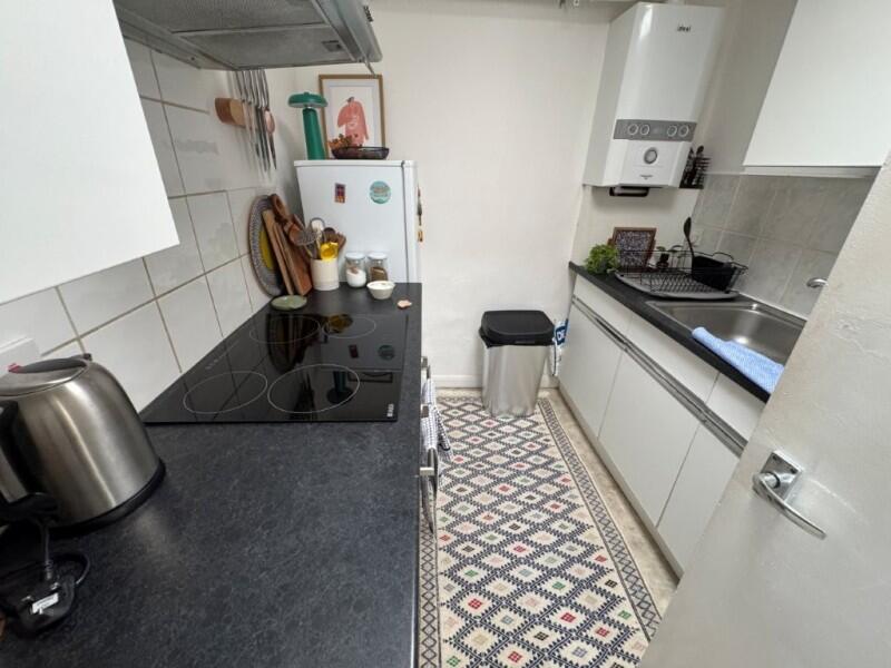 Apartment in London, Fallow Corner - View 4