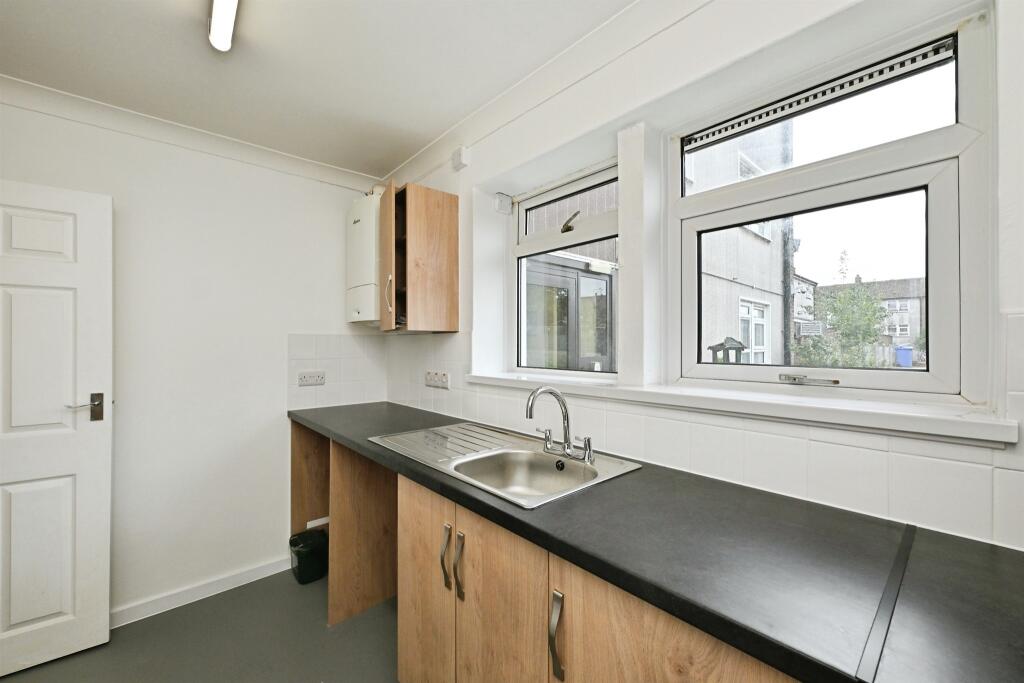 Apartment in Ware, Kings Hill - More
