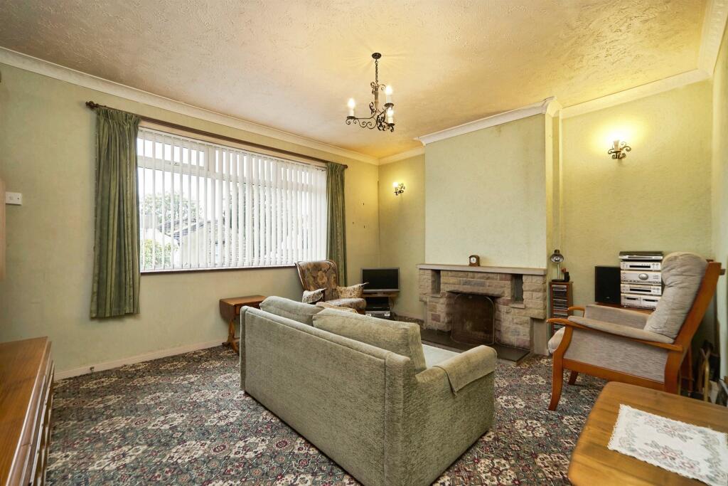 House in Leeds, Hough Side, Swinnow - More