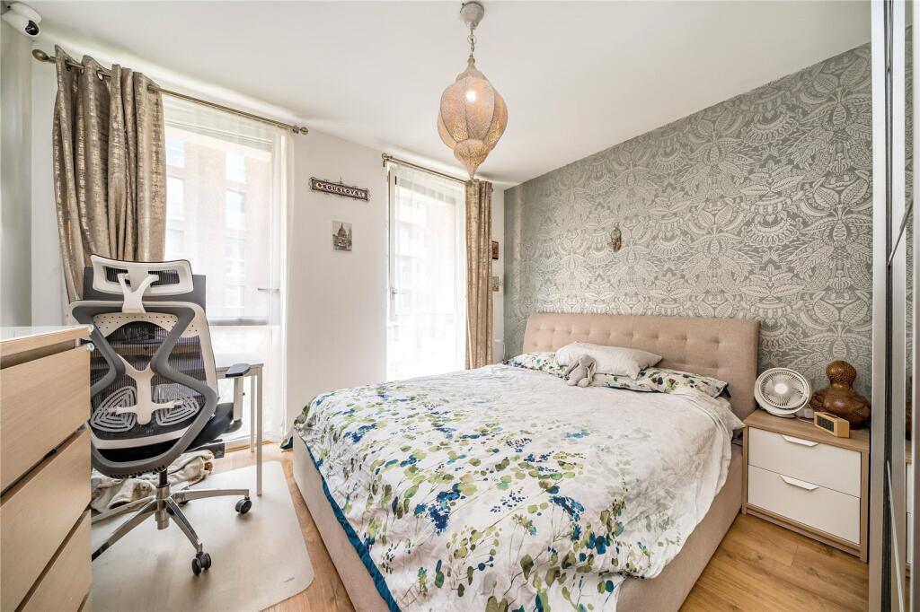 Apartment in London, St. Andrew's Village, Poplar - More