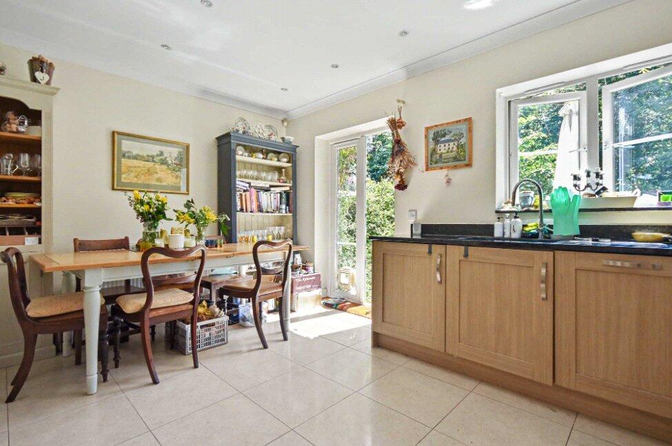 Cowden Close, Farnham, Surrey, GU9 photo 3
