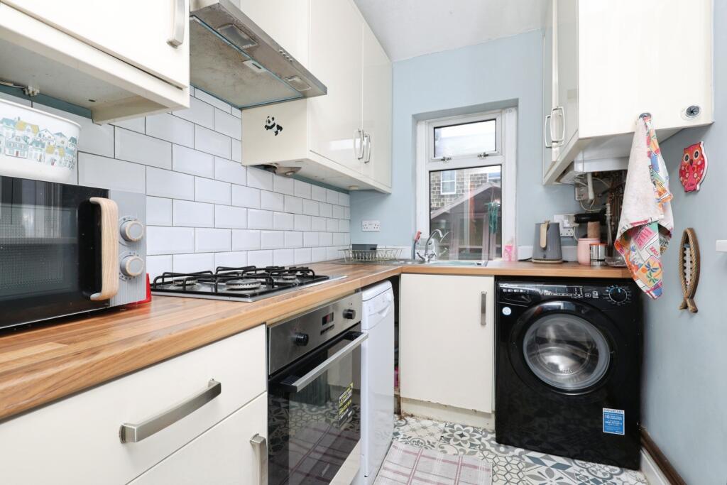 House in Bradford, Esscroft, Burley - More