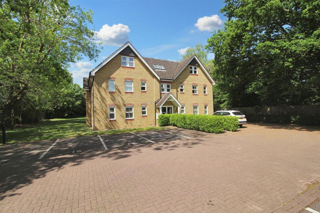 2-bed flat on Pryor Close, Tilehurst, Reading, £240,000