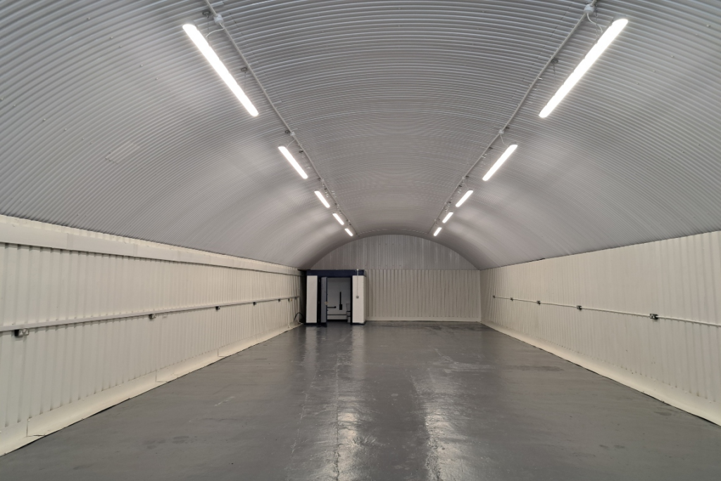 An empty arch with white lining